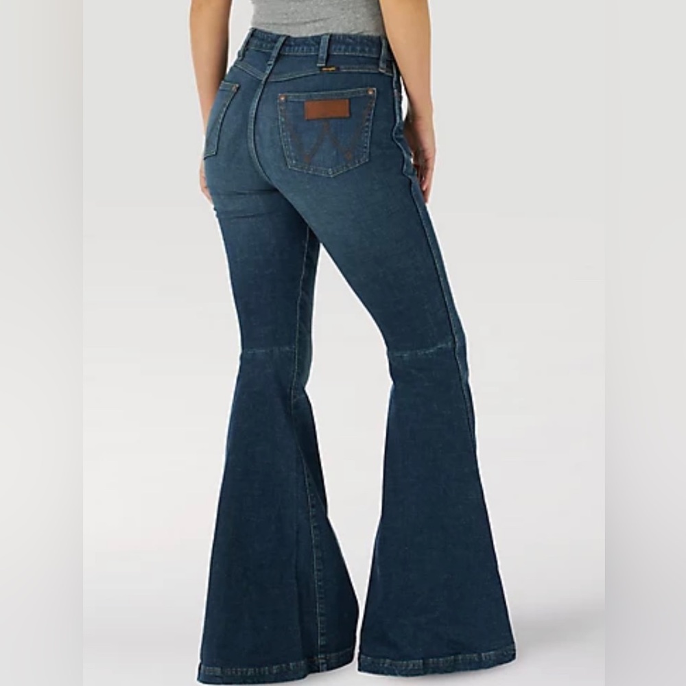 THE WRANGLER RETRO® PREMIUM JEAN: WOMEN'S HIGH RISE TRUMPET FLARE IN JANA